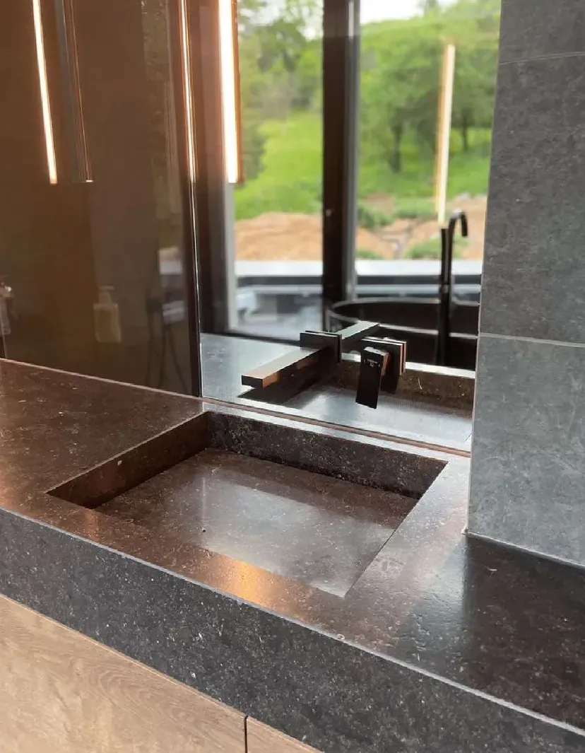 Pierre Bleue du Hainaut Notre-Dame - vue détaillée